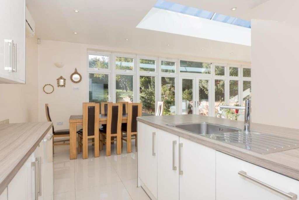 Rose Garden House Villa Luton  Bagian luar foto