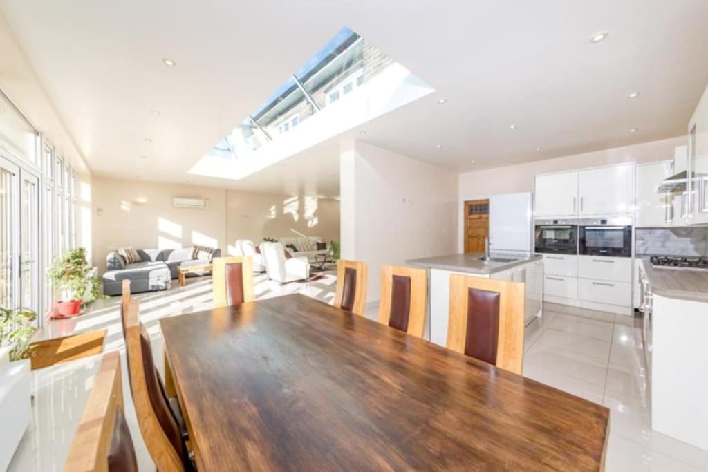 Rose Garden House Villa Luton  Bagian luar foto
