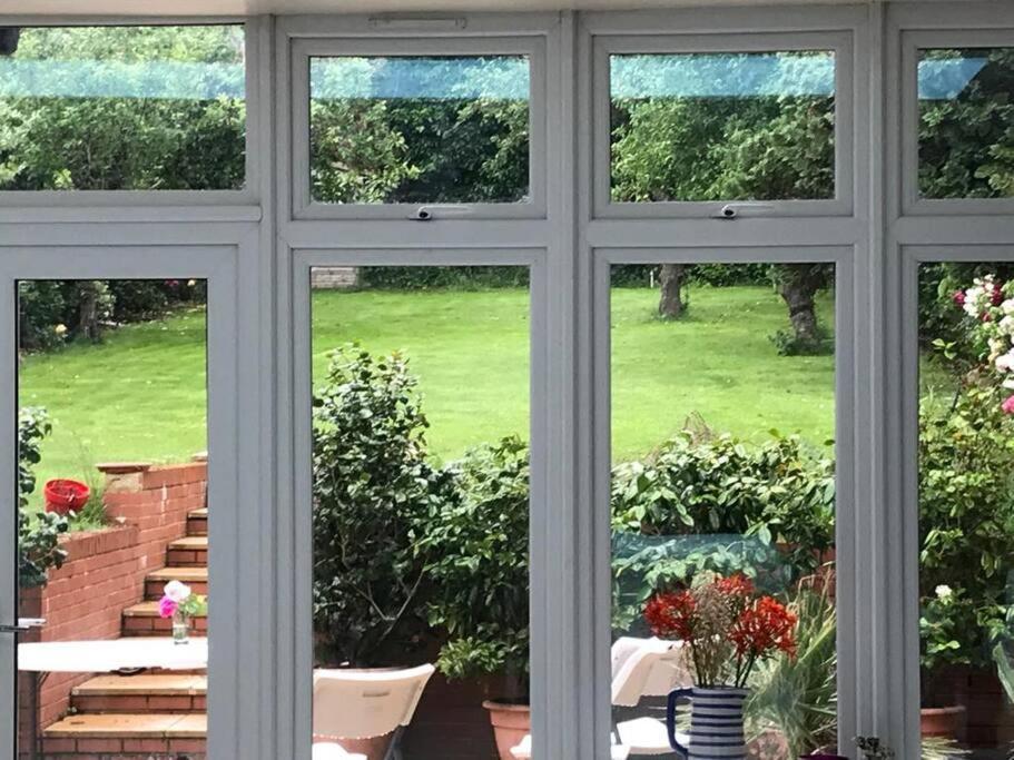 Rose Garden House Villa Luton  Bagian luar foto