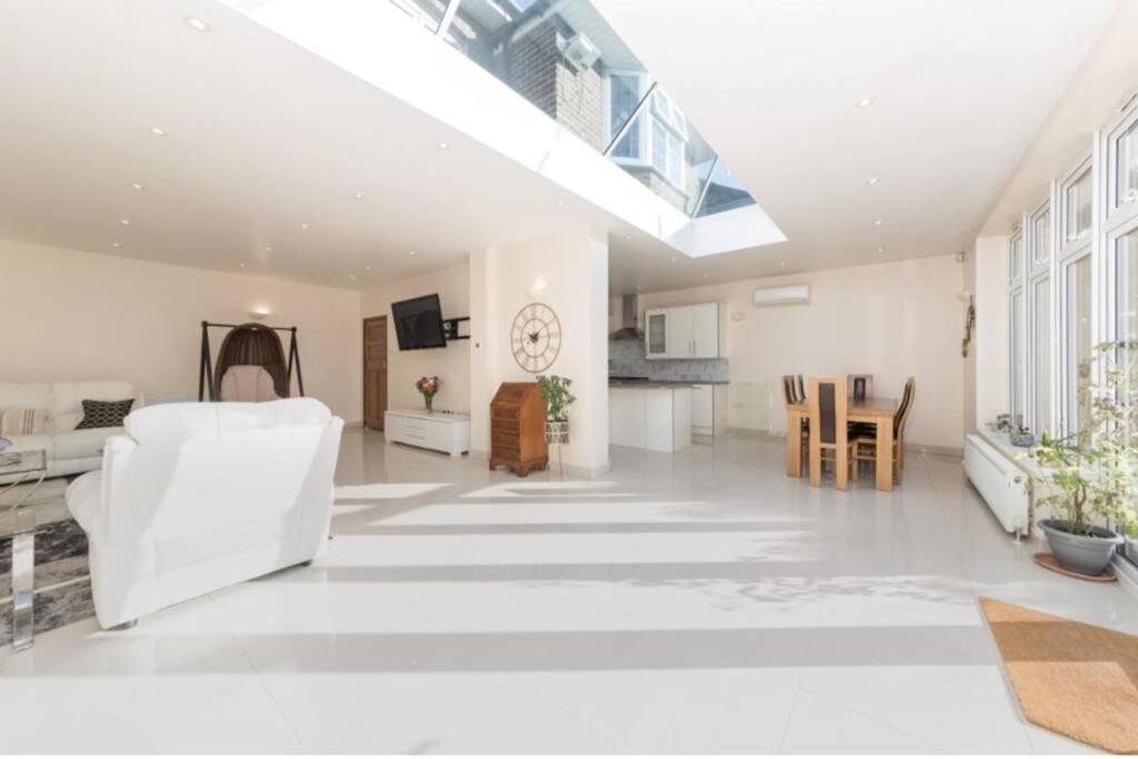 Rose Garden House Villa Luton  Bagian luar foto