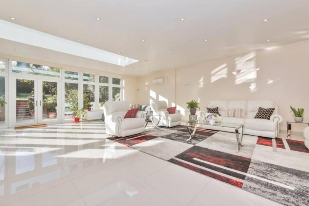 Rose Garden House Villa Luton  Bagian luar foto
