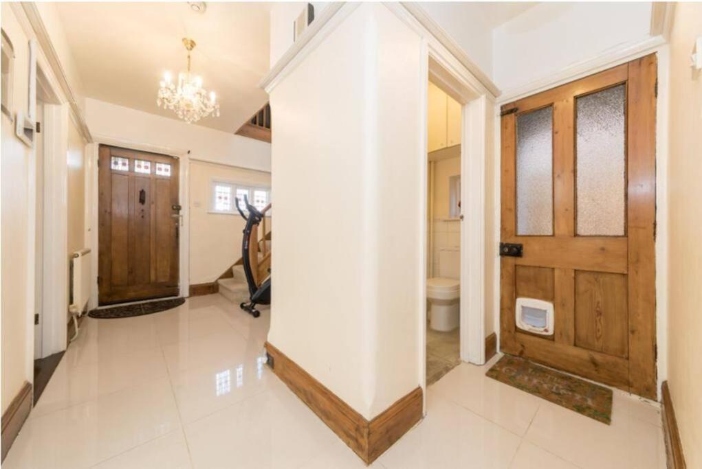 Rose Garden House Villa Luton  Bagian luar foto