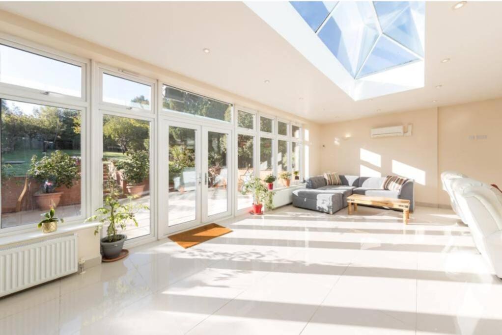 Rose Garden House Villa Luton  Bagian luar foto