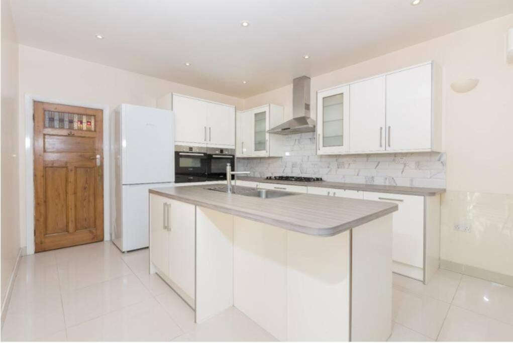 Rose Garden House Villa Luton  Bagian luar foto