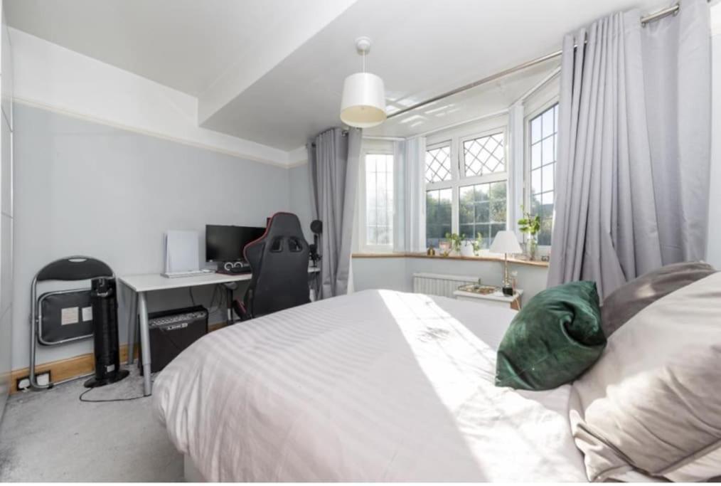 Rose Garden House Villa Luton  Bagian luar foto